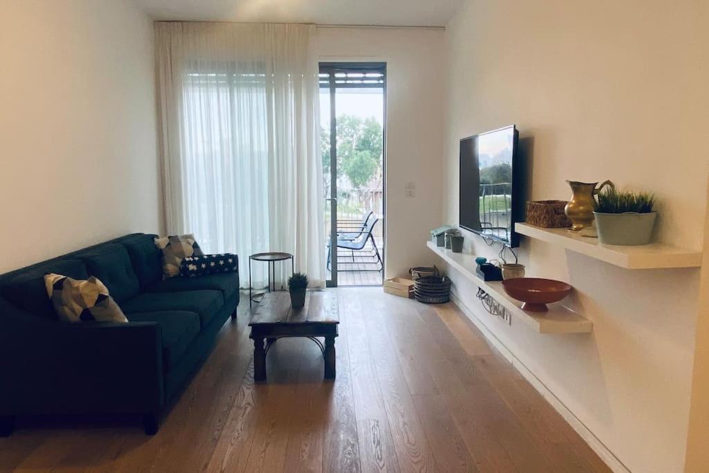 Laura Compound- Authentic 1 Bedroom Charming & Specious 特拉维夫 外观 照片